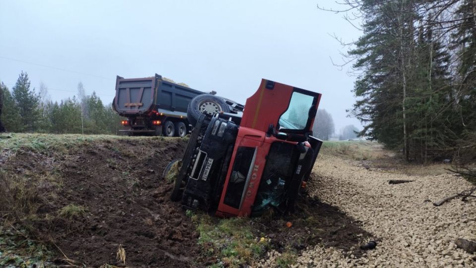 В Советском районе грузовик перевернулся в кювет на загородной трассе