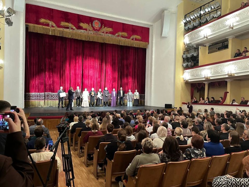 Дни якутских театров в Йошкар-Оле начались! Сегодня на сцене Марийского национального театра драмы им. М. Шкетана представили постановку Саха академического театра «Король Лир»