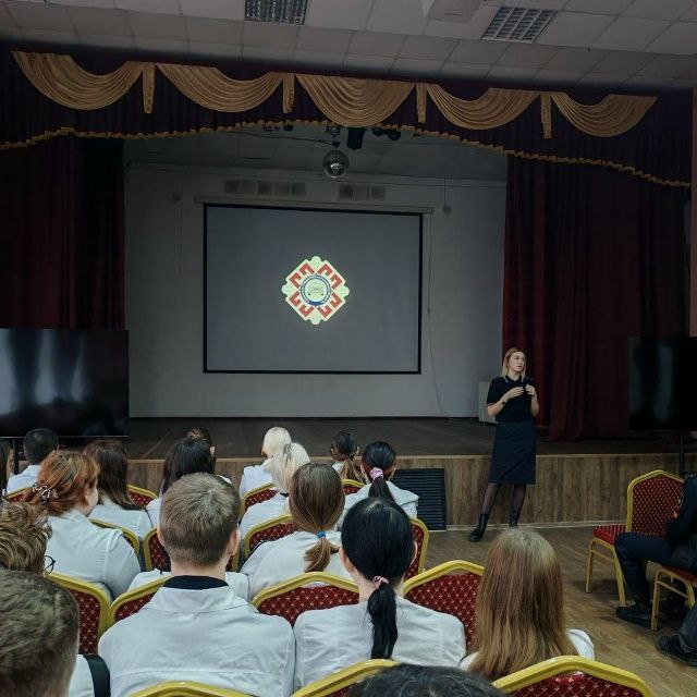 В преддверии Всемирного дня памяти жертв ДТП автоинспекторы поделились со студентами последствиями, которые могут настигнуть любого при пренебрежении ПДД