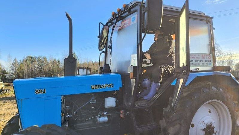 Стажёр программы «Герои Марий Эл» попробовал себя в качестве тракториста
