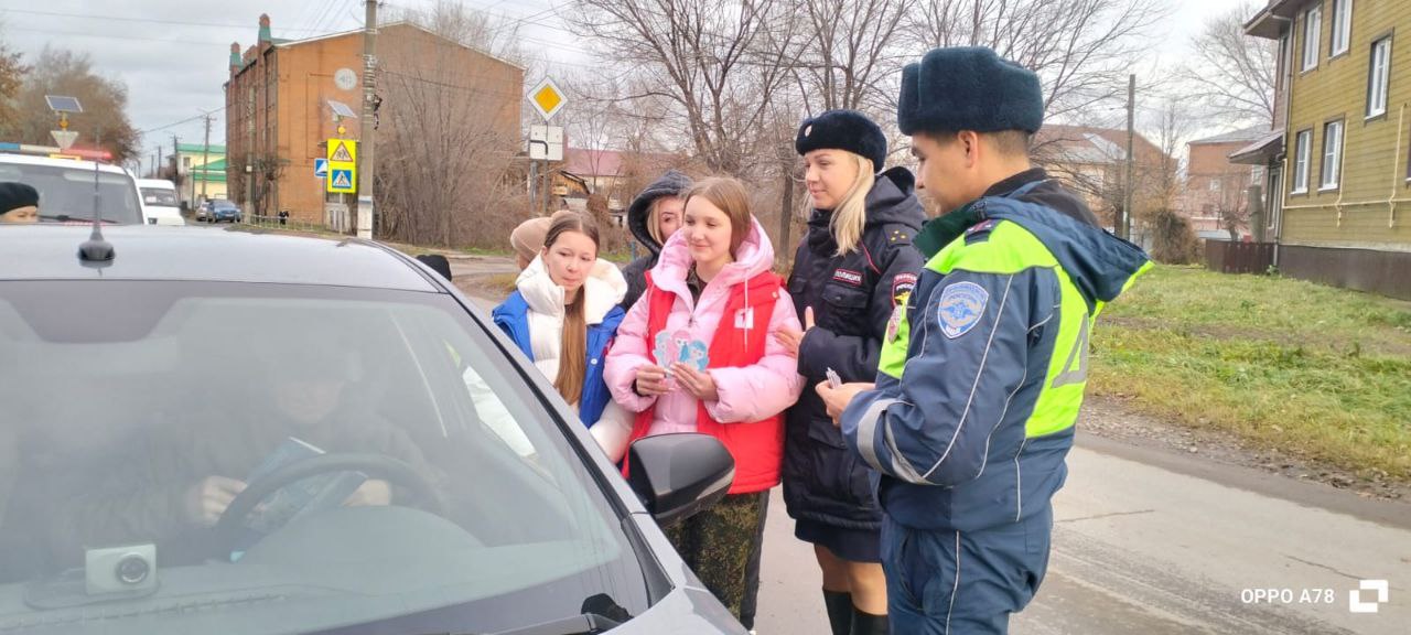 Для привлечения внимания граждан к проблеме дорожно-транспортного травматизма к этой дате в Козьмодемьянске сотрудники отделения Госавтоинспекции совместно с председателем Общественного совета при МО МВД России... Для привлечения внимания граждан к проблеме дорожно-транспортного травматизма к этой дате в Козьмодемьянске сотрудники отделения Госавтоинспекции совместно с председателем Общественного совета при МО МВД России...