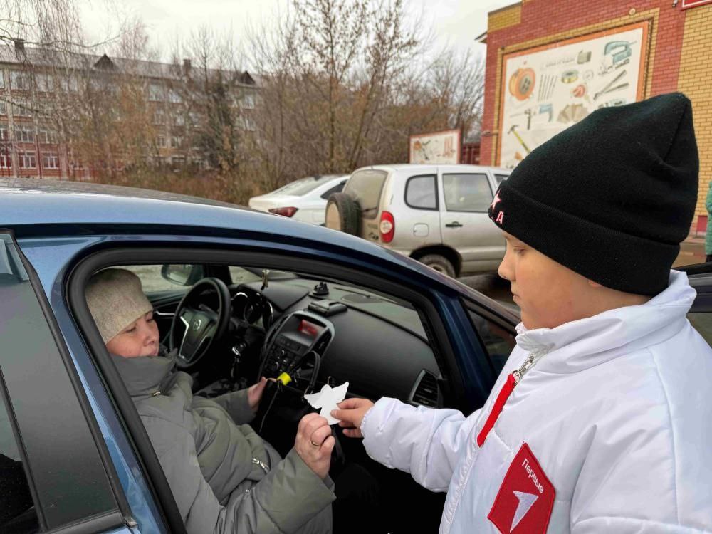 Всем участникам дорожного движения вручены памятки и световозвращающие фигурки ангелов, как символ безопасности на дороге, которые ребята изготовили сами Всем участникам дорожного движения вручены памятки и световозвращающие фигурки ангелов, как символ безопасности на дороге, которые ребята изготовили сами