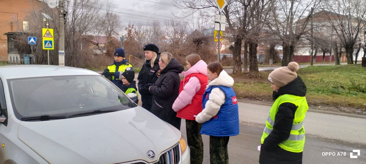 Для привлечения внимания граждан к проблеме дорожно-транспортного травматизма к этой дате в Козьмодемьянске сотрудники отделения Госавтоинспекции совместно с председателем Общественного совета при МО МВД России... Для привлечения внимания граждан к проблеме дорожно-транспортного травматизма к этой дате в Козьмодемьянске сотрудники отделения Госавтоинспекции совместно с председателем Общественного совета при МО МВД России...