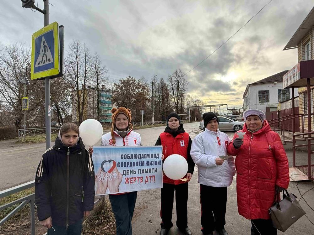 Юные помощники Госавтоинспекции рассказали водителям, пассажирам и пешеходам о целях проводимого мероприятия, о возможных трагических последствиях нарушения одного из жизненно важных правил – правил дорожного движения Юные помощники Госавтоинспекции рассказали водителям, пассажирам и пешеходам о целях проводимого мероприятия, о возможных трагических последствиях нарушения одного из жизненно важных правил – правил дорожного движения