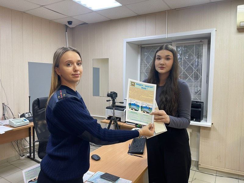 В Волжске автоинспекторы проводят профилактические беседы с начинающими водителями В Волжске автоинспекторы проводят профилактические беседы с начинающими водителями