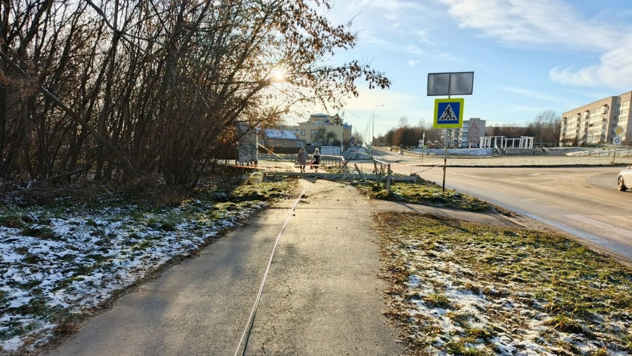 В Козьмодемьянске после ДТП восстанавливают опору освещения