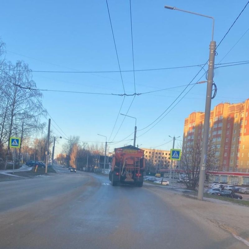 Минувшей ночью городские службы Йошкар-Олы впервые боролись с гололедом нынешней осенью