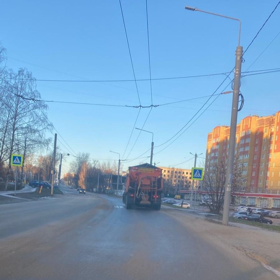 Минувшей ночью городские службы Йошкар-Олы впервые боролись с гололедом нынешней осенью