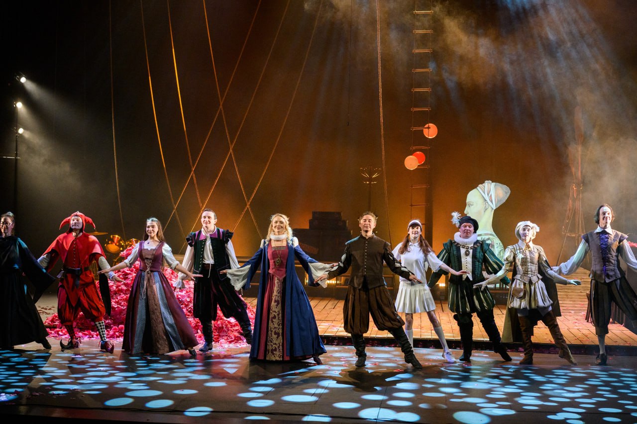 В Йошкар-Оле в театре драмы им. Г.В. Константинова состоялась премьера комедии великого Шекспира «Двенадцатая ночь» В Йошкар-Оле в театре драмы им. Г.В. Константинова состоялась премьера комедии великого Шекспира «Двенадцатая ночь»