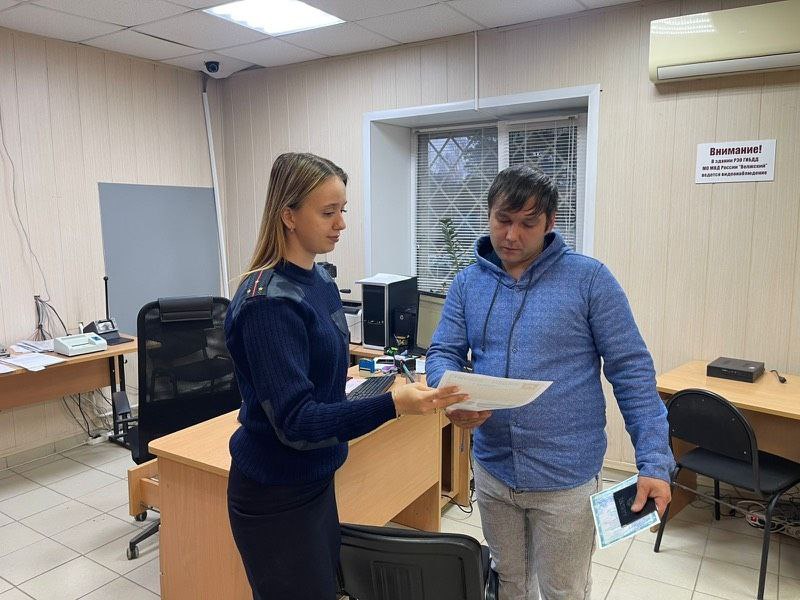 В Волжске автоинспекторы проводят профилактические беседы с начинающими водителями