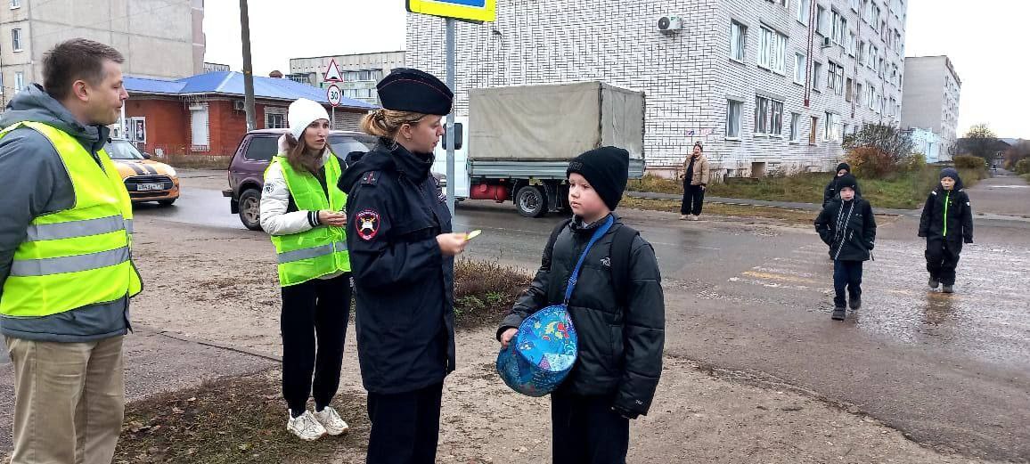 За время акции через «родительские патрули» прошли больше 23 тысяч школьников, каждый из которых освежил в памяти свои знания ПДД За время акции через «родительские патрули» прошли больше 23 тысяч школьников, каждый из которых освежил в памяти свои знания ПДД