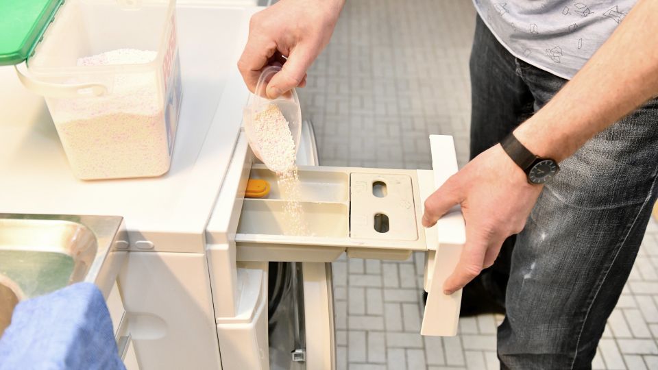 Годовой налет растворится, как кофе в воде: лоток для порошка отмоет только этот состав