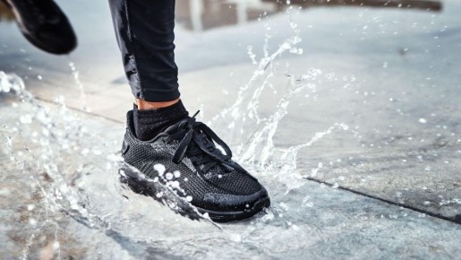 Обувь не будет промокать даже в сильный ливень: возьмите из аптечки вот что