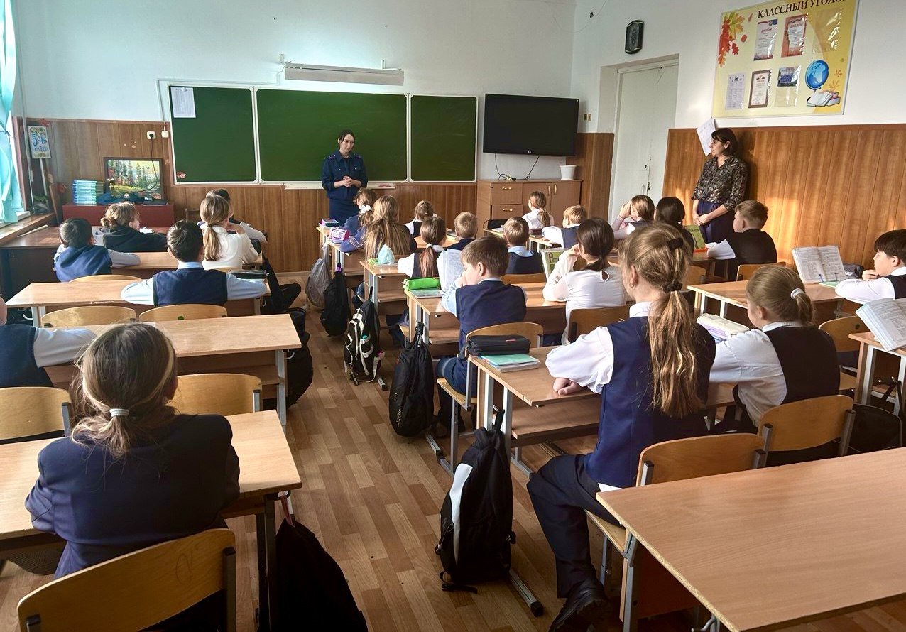 Офицер республиканского следственного управления провел профилактическую лекцию для школьников