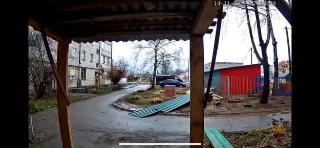 Несколько листов шифера упали с крыши ремонтируемого дома в Йошкар-Оле, едва не задев прохожего