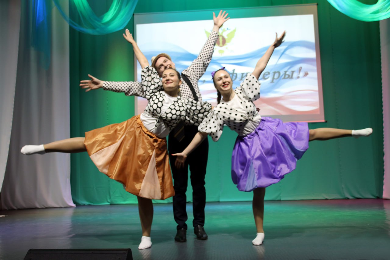 Большим праздником завершился республиканский профессиональный конкурс «Виват, офицеры!» системы УФСИН, финал которого прошел в пятницу в Доме культуры поселка Медведево Большим праздником завершился республиканский профессиональный конкурс «Виват, офицеры!» системы УФСИН, финал которого прошел в пятницу в Доме культуры поселка Медведево