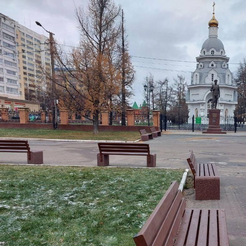Врио мэра Йошкар-Олы Антон Трудинов рассказал, что на улицах столицы установили более 150 новых скамеек и свыше 170 урн