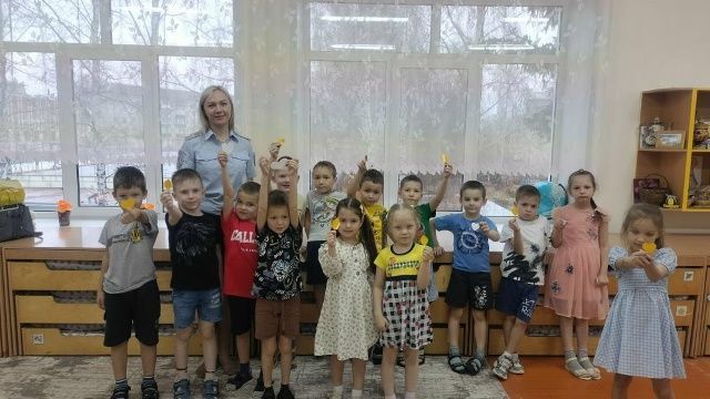 Световозвращатели руками дошколят