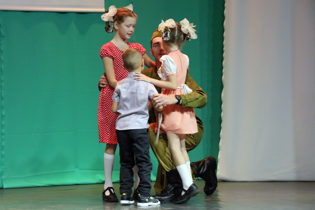 Большим праздником завершился республиканский профессиональный конкурс «Виват, офицеры!» системы УФСИН, финал которого прошел в пятницу в Доме культуры поселка Медведево Большим праздником завершился республиканский профессиональный конкурс «Виват, офицеры!» системы УФСИН, финал которого прошел в пятницу в Доме культуры поселка Медведево