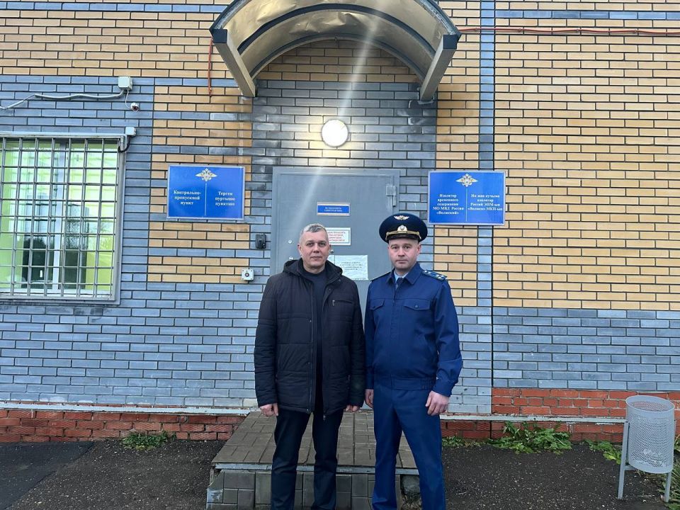 Волжский межрайонный прокурор Владимир Ефремов и Уполномоченный по правам человека в Республике Марий Эл Фанис Мухаметгалиев посетили ИВС МО МВД России «Волжский» и исправительный центр № 3 при ФКУ КП-7 УФСИН России по...