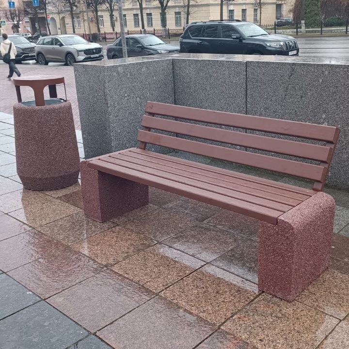 "На улицах города появилось более 150 новых скамеек и более 170 урн"