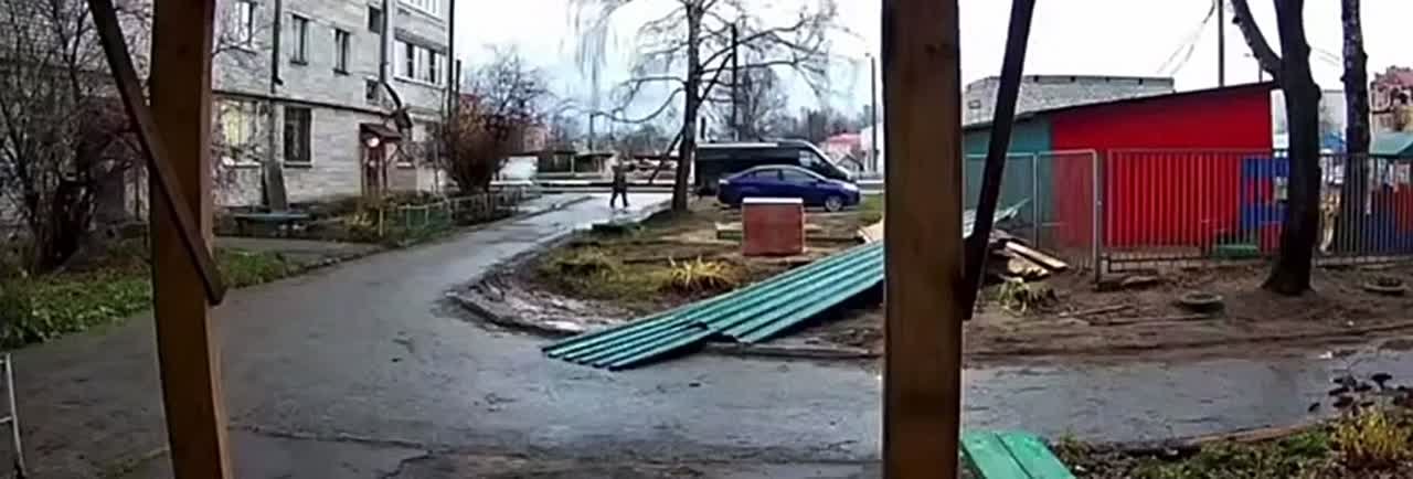 Следователи СК РФ по Марий Эл проводят доследственную проверку по факту падения с крыши жилого дома металлических листов