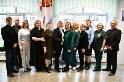 ОТ ПОКОЛЕНИЯ ПОБЕДИТЕЛЕЙ К ПОКОЛЕНИЮ ЗАЩИТНИКОВ: ЛАРИСА ЯКОВЛЕВА ПОЧТИЛА ПАМЯТЬ ПОСЛЕДНЕГО УЧАСТНИКА ВЕЛИКОЙ ОТЕЧЕСТВЕННОЙ ВОЙНЫ И ВСТРЕТИЛАСЬ С СЕМЬЯМИ УЧАСТНИКОВ СВО ВОЛЖСКОГО РАЙОНА