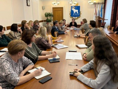 В администрации Йошкар-Олы продолжается активная подготовка к новогодним праздникам, которые в этом году будут особенно масштабными благодаря фестивалю «Марийская зима»