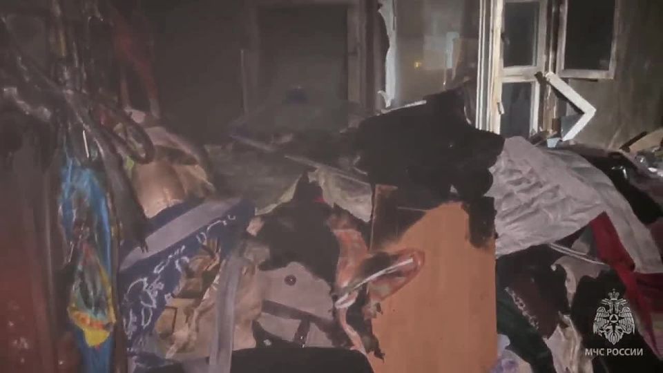 Захламлённая квартира превратила возгорание в угрозу для жильцов всего подъезда