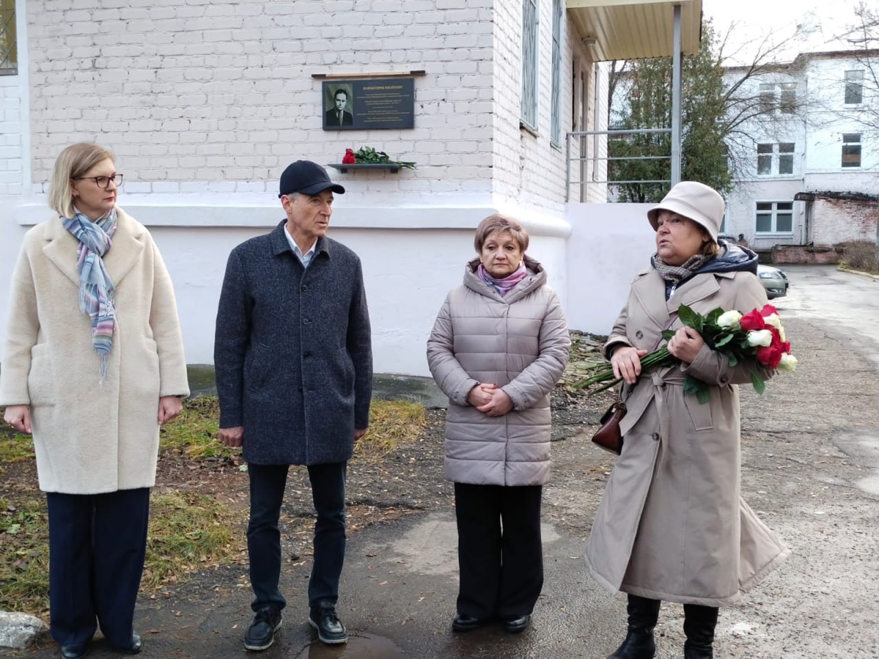 На здании Йошкар-Олинской городской клинической больницы установили мемориальную доску, посвященную бывшему главному врачу медучреждения Генриху Шафрану, сообщает газета "Йошкар-Ола" На здании Йошкар-Олинской городской клинической больницы установили мемориальную доску, посвященную бывшему главному врачу медучреждения Генриху Шафрану, сообщает газета "Йошкар-Ола"