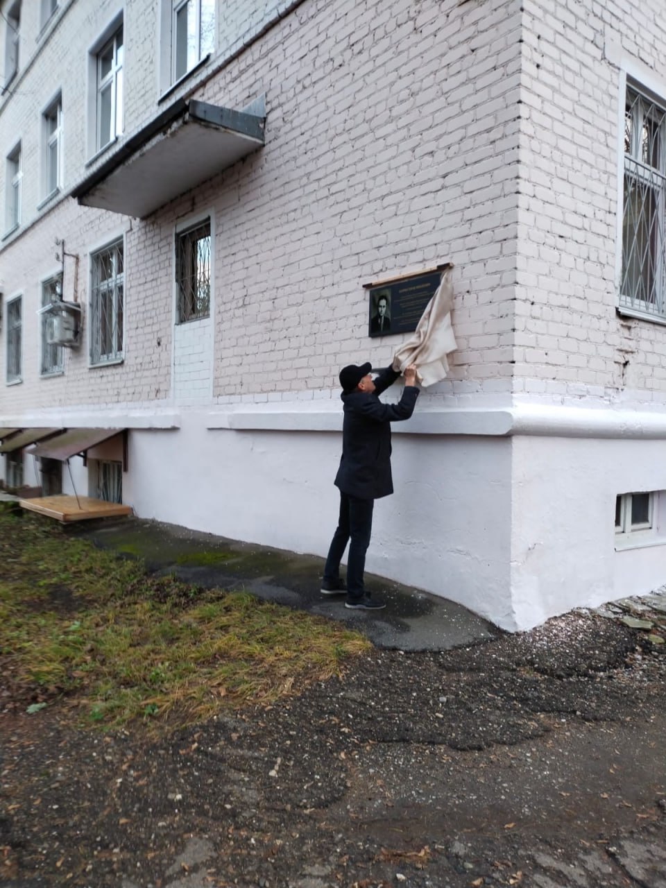 На здании Йошкар-Олинской городской клинической больницы установили мемориальную доску, посвященную бывшему главному врачу медучреждения Генриху Шафрану, сообщает газета "Йошкар-Ола"