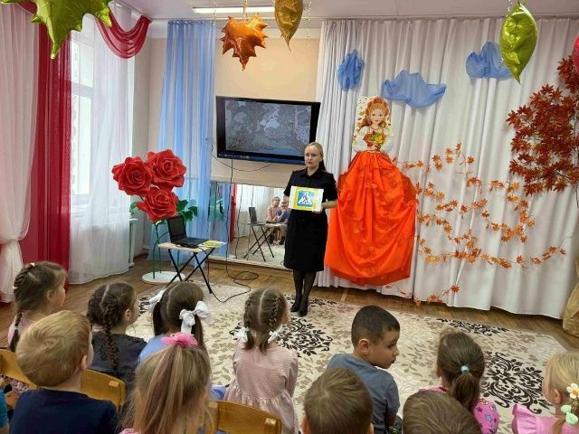 Автоинспекторы также рассказали о важности применения световозвращающих элементов на верхней одежде