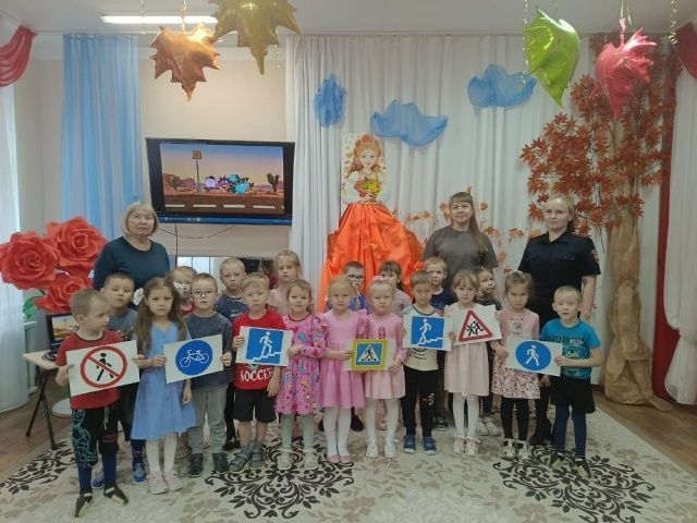 В п. Сернур сотрудники Госавтоинспекции проводят уроки дорожной безопасности для самых юных участников дорожного движения