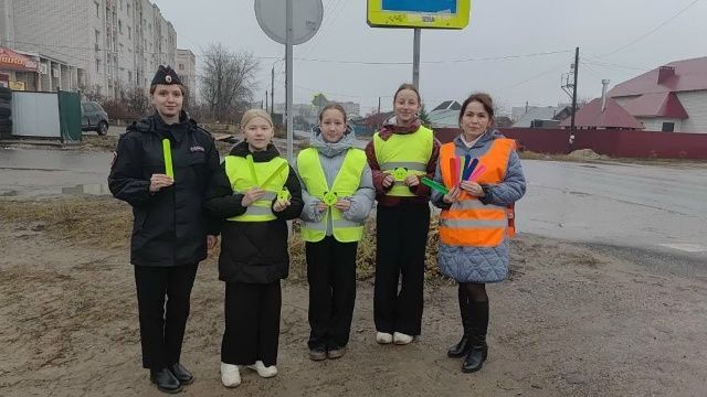 В Волжске в рамках акции «Виден - значит жив!» автоинспекторы и юные инспекторы движения призвали пешеходов стать ярче на дороге