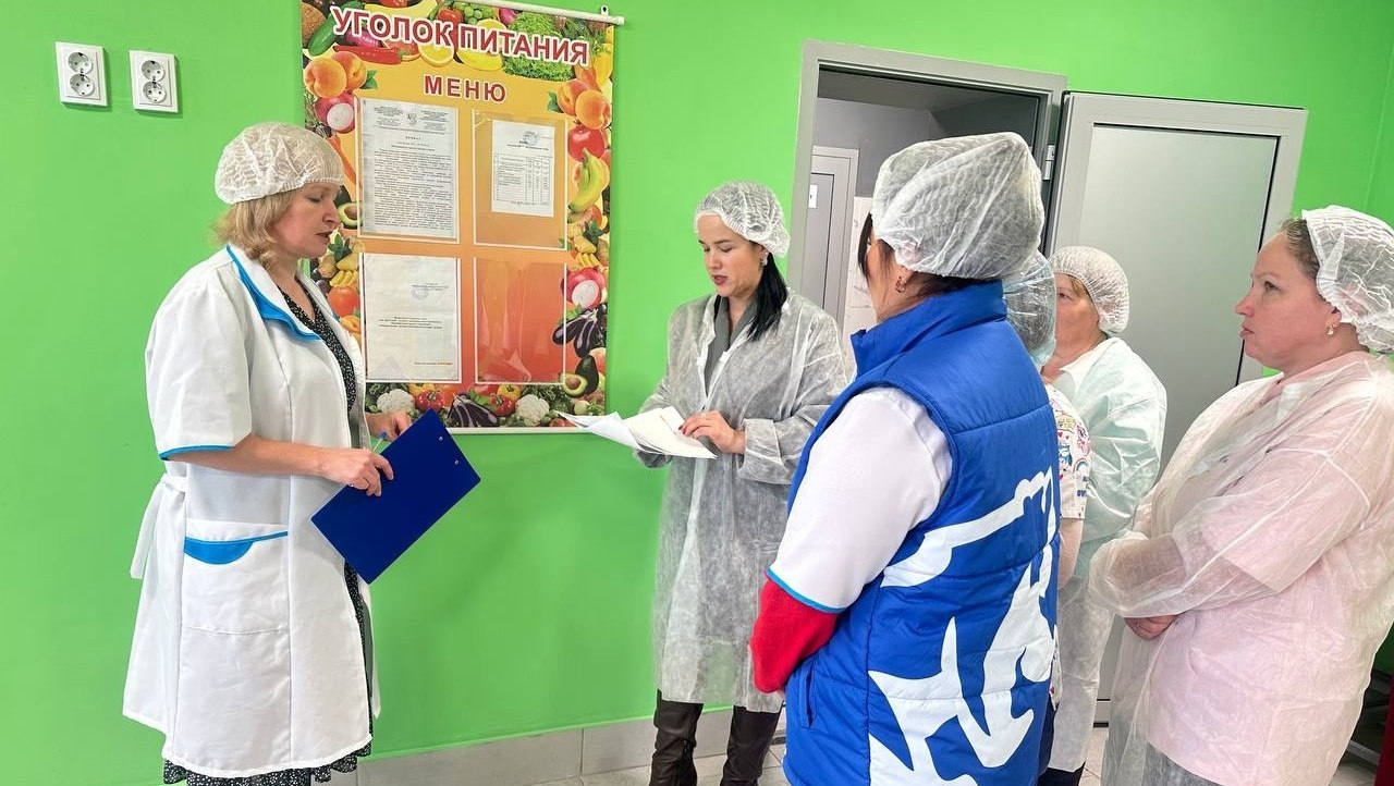 Партийный десант оценил блюда школьной столовой в Горномарийском районе