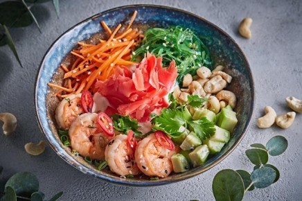 Неизменная классика японской кухни: салат с морепродуктами и авокадо