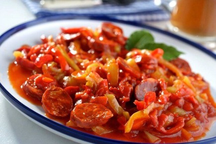 Зимний вкус: как приготовить аппетитное лечо с колбасками