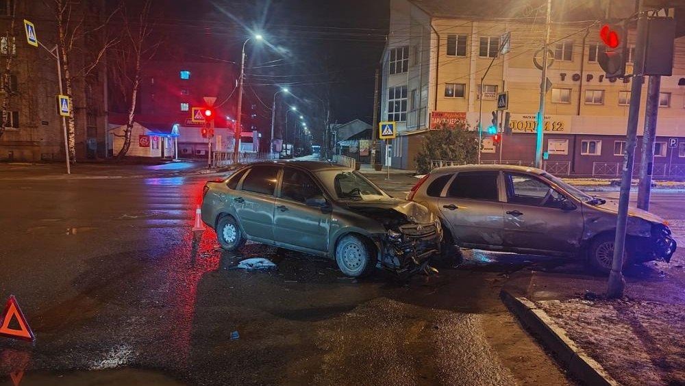 В Йошкар-Оле женщина-водитель на перекрёстке не пропустила автомобиль