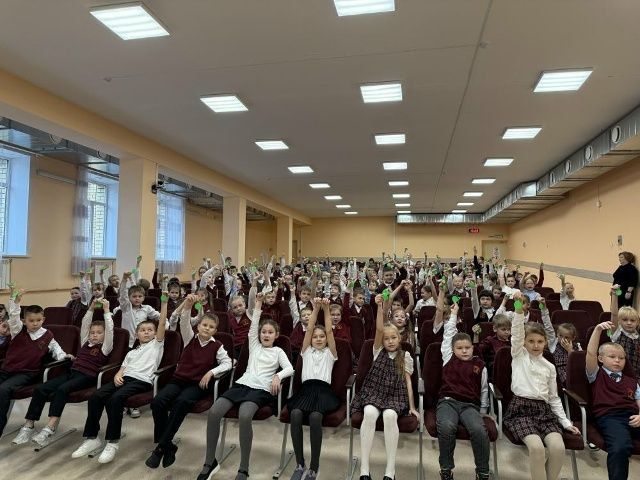 В рамках акции «Виден - значит жив!» в Волжске школьникам дарят световозвращатели для безопасности на дорогах