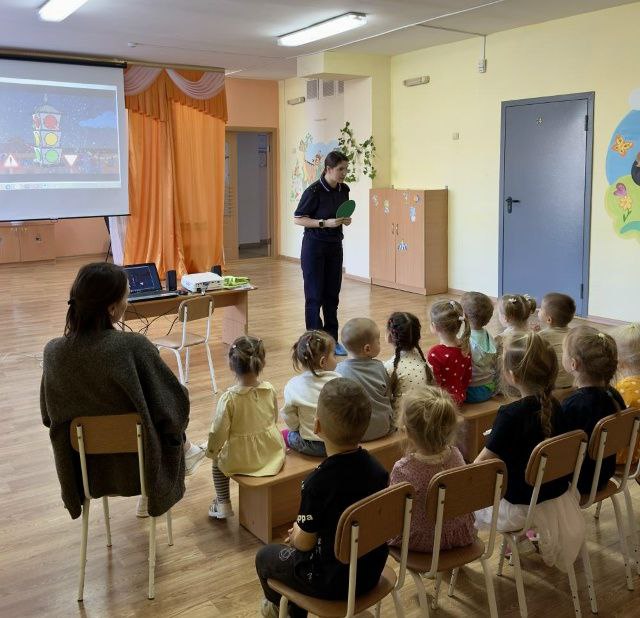 В Звениговском районе в рамках акции «Виден - значит жив!» полицейские проводят уроки безопасности в образовательных организациях