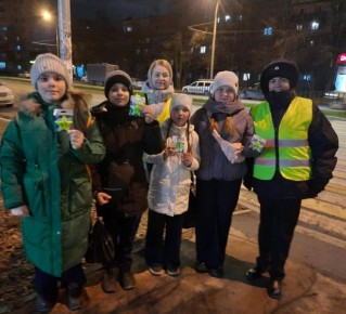 В рамках акции «Виден — значит жив!» родительский патруль 15 столичной школы контролирует у школьников наличие световозвращателей