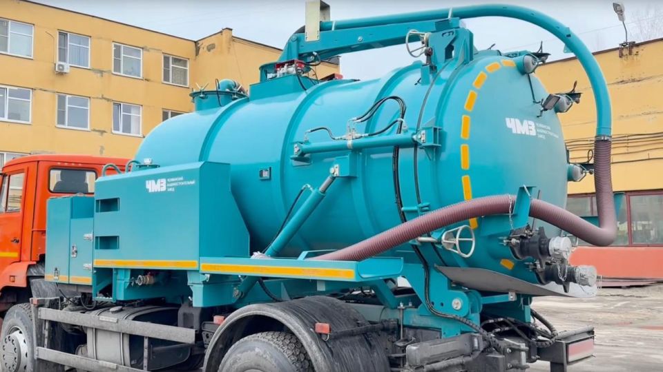 В рамках планового обновления техники сегодня автопарк МУП «Водоканал» пополнился новым илососом КО507, сообщил врио мэра столицы Антон Трудинов