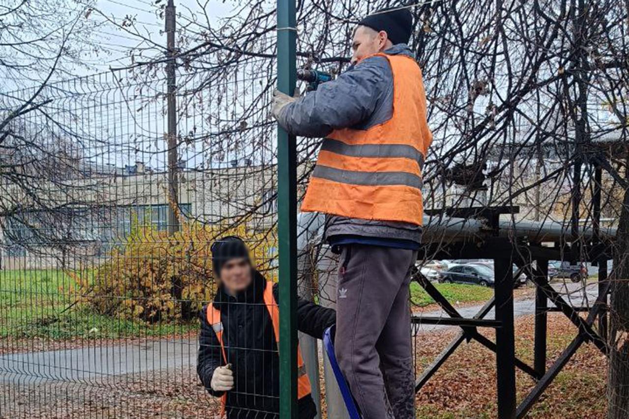 Специалисты и осужденные ИК-6 в Марий Эл собрали и установили новое ограждение для Автодорожного техникума в поселке Медведево