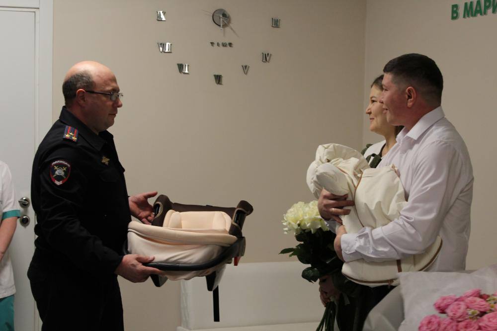 В преддверии Дня матери в Перинатальном центре Йошкар-Олы две семьи при выписке получили автолюльки