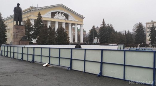 На площади Ленина в Йошкар-Оле обустраивают каток