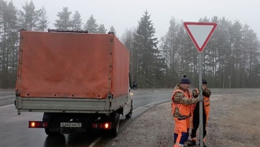 На трассе «Поветлужье» чистят дорожные знаки от снега и наледи