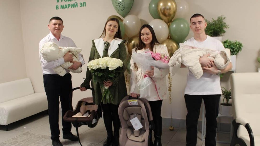 В Йошкар-Оле молодым родителям при выписке из Перинатального центра подарили автолюльки