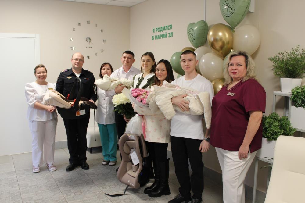 Первое путешествие домой из роддома для малышей прошло под знаком полной безопасности Первое путешествие домой из роддома для малышей прошло под знаком полной безопасности