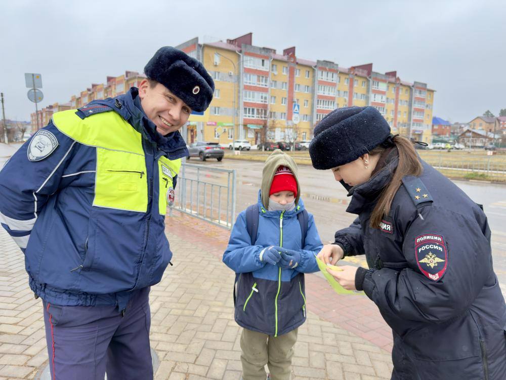 В рамках акции «Виден — значит жив!» в г. Звенигово вблизи пешеходного перехода автоинспекторы провели акцию «Стань заметнее! Засветись!» В рамках акции «Виден — значит жив!» в г. Звенигово вблизи пешеходного перехода автоинспекторы провели акцию «Стань заметнее! Засветись!»
