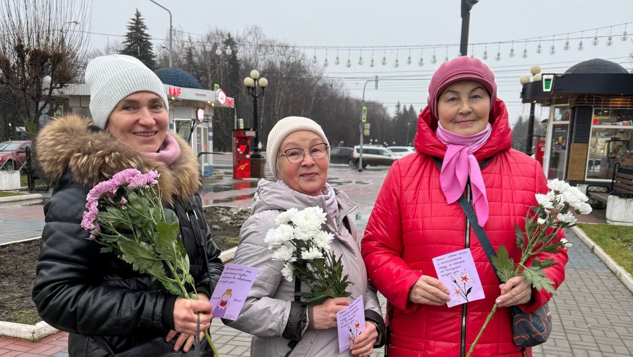 Жительниц Йошкар-Олы одарили цветами и открытками